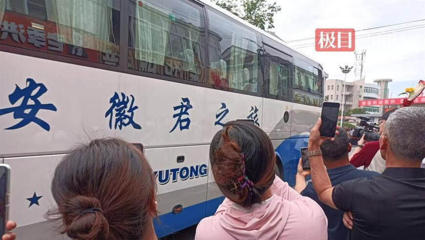澳门小马哥2025一肖一码,被砸车窗拿AED车主发声,成语解释落实可能存在的问题_测试版V10.40